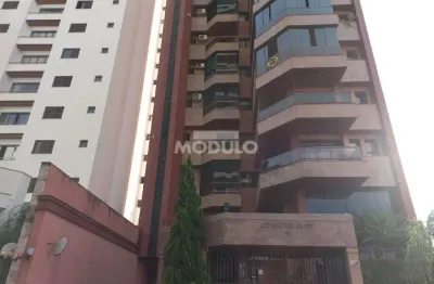 Apartamento com 4 quartos para alugar na Rua Goiás, --, Centro, Uberlândia