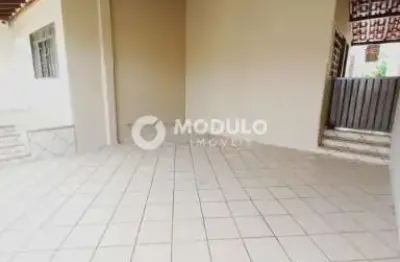 Casa com 3 quartos para alugar na Rua da Bandeira, --, Tibery, Uberlândia