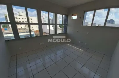 Sala comercial disponivel para locação no centro da cidade.