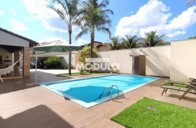 Exelente casa com fino acabamento no jardim karaiba