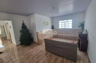 Casa com 3 quartos para alugar na Rua Pátmos, --, Jardim Canaã, Uberlândia