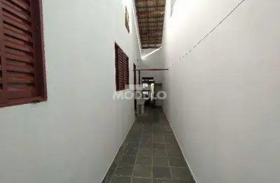 Casa com 3 quartos para alugar na Avenida Doutor Misael Rodrigues de Castro, --, Santa Mônica, Uberlândia