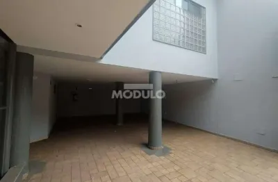 Casa com 3 quartos para alugar na Avenida Getúlio Vargas, --, Osvaldo Rezende, Uberlândia
