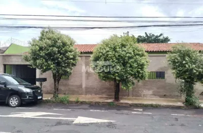 Casa comercial / residencial à venda, 3 quartos, 1 suíte, 2 vagas, santa mônica - uberlândia/mg