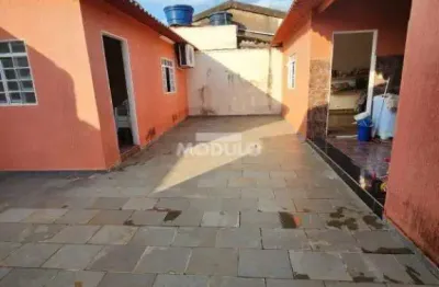 Casa com 3 quartos à venda na Rua São João, --, Pacaembu, Uberlândia