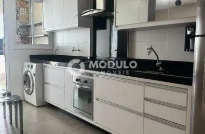 Apartamento com 3 quartos para alugar na Rua Rezende, --, Centro, Uberlândia