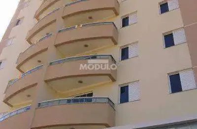 Apartamento com 3 quartos para alugar na Rua Paraná, --, Brasil, Uberlândia