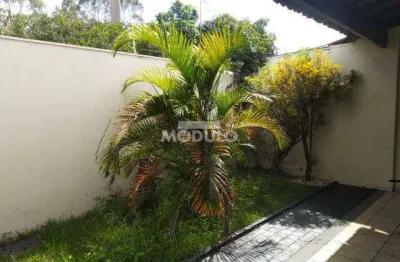 Casa residencial para locação no bairro santa mônica com 3 quartos