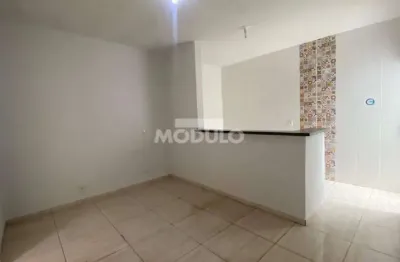 Casa com 2 quartos para alugar na Rua Melo Viana, --, Martins, Uberlândia