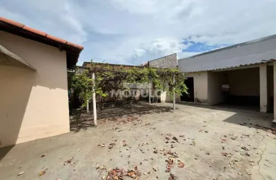 Casa com 3 quartos à venda na Rua Vinte e Um de Abril, --, Pacaembu, Uberlândia