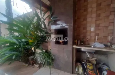 Casa com 3 quartos para alugar na Rua Oliveira Viana, --, Pampulha, Uberlândia