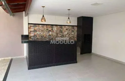 Casa residencial disponível para locação no bairro Santa Mônica.