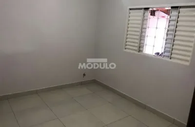 Casa com 2 quartos para alugar na Rua Piauí, --, Nossa Senhora das Graças, Uberlândia