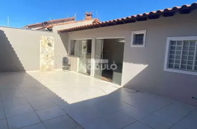 Casa com 4 quartos à venda na Rua João Limírio dos Anjos, --, Conjunto Segismundo Pereira, Uberlândia