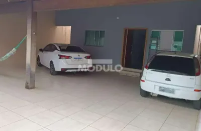 Casa com 3 quartos à venda na Rua Clemente Pereira, --, Pampulha, Uberlândia