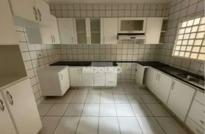 Casa residencial para locação no bairro jardim karaíba