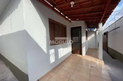 Casa residencial disponivel para locação no bairro santa mônica.