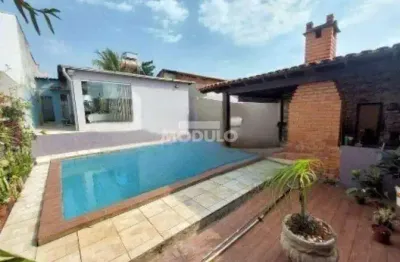 Casa com 3 quartos para alugar na Rua dos Trombones, --, Taiaman, Uberlândia