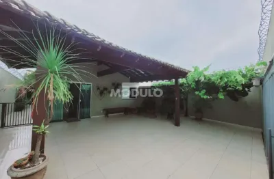 Casa com 4 quartos para alugar na Rua Belfast, --, Laranjeiras, Uberlândia
