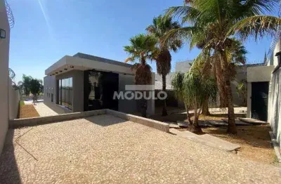 Casa com 3 quartos para alugar na Rua das Seriemas, --, Cidade Jardim, Uberlândia