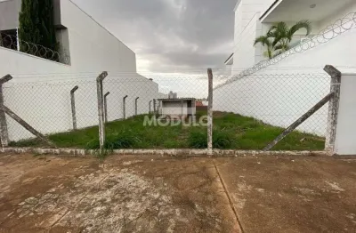 Excelente terreno no vigilato para fins residenciais e comerciais.