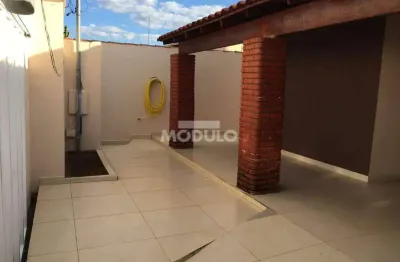 Casa com 3 quartos para alugar na Rua Rio Corumbá, --, Jardim Europa, Uberlândia