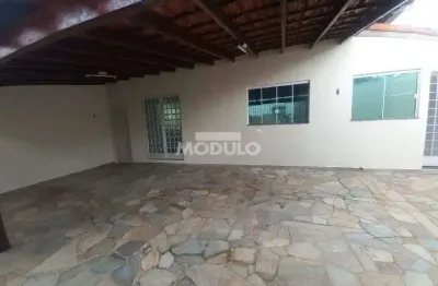 Casa com 3 quartos para alugar na Avenida Anselmo Alves dos Santos, --, Saraiva, Uberlândia