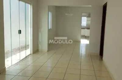Casa com 3 quartos para alugar na Rua Guaíra, --, Jardim Karaíba, Uberlândia
