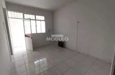 Casa com 3 quartos para alugar na Rua Coronel Antônio Alves Pereira, --, Centro, Uberlândia