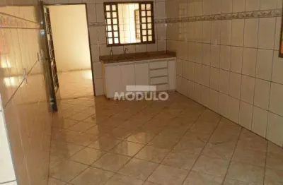 Casa residencial disponivel para locação no bairro santa mônica.