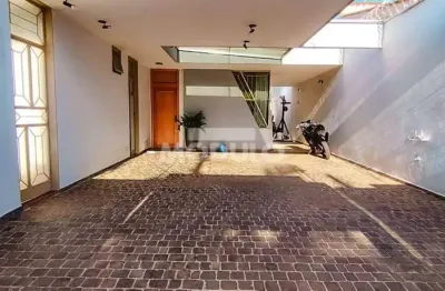 Casa com 3 quartos para alugar na Rua Tapajós, --, Saraiva, Uberlândia