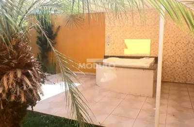 Casa com 3 quartos para alugar na Rua Valdivino José Gomes, --, Jardim Patrícia, Uberlândia