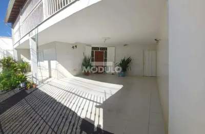Casa espaçosa com área gourmet e localização privilegiada no bairro martins próximo a miramontes