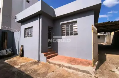 Casa com 3 quartos para alugar na Rua Tamoios, --, Saraiva, Uberlândia