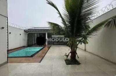 Casa com 3 quartos para alugar na Rua Rio de Janeiro, --, Brasil, Uberlândia