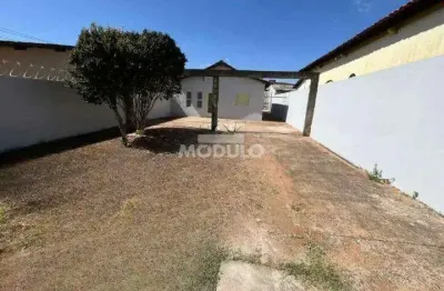 Casa com 3 quartos para alugar na Alameda Maria Benedita Machado, --, Granada, Uberlândia