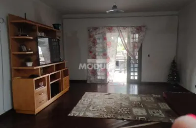 Sobrado à venda, 6 quartos, 2 suítes, presidente roosevelt - uberlândia/mg