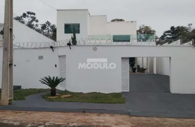 Casa residencial para locação no bairro jardim karaiba.