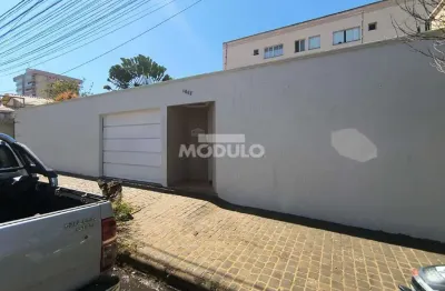 Casa residencial para locação no bairro santa mônica.