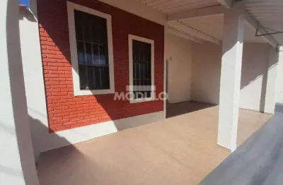 Casa com 3 quartos para alugar na Rua Mário Pinto Sobrinho, --, Santa Mônica, Uberlândia