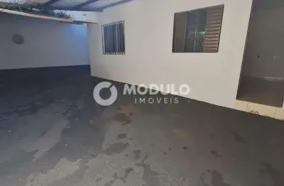 Casa com 2 quartos para alugar na Rua Antônio Marciano de Ávila, --, Santa Mônica, Uberlândia