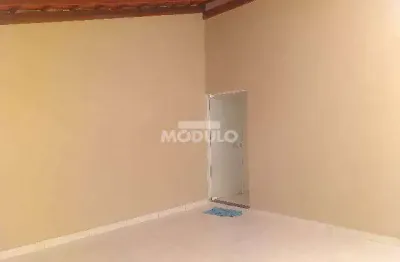 Casa com 3 quartos para alugar na Rua Alcides Gil de Souza, --, Santa Rosa, Uberlândia