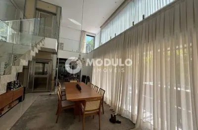 Casa mobiliada em condomínio disponivel para locação.