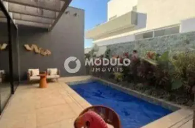 Casa mobiliada em condomínio para locação no bairro gávea paradiso.