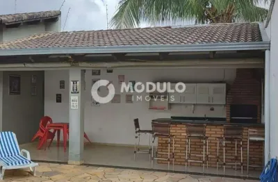 Casa com 3 quartos para alugar na Rua João Limírio dos Anjos, --, Conjunto Segismundo Pereira, Uberlândia