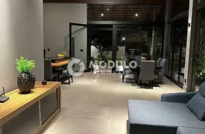 Casa com 3 quartos para alugar na Rua Pirapuã, --, Jardim Karaíba, Uberlândia