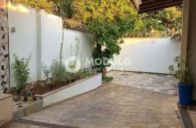 Casa residencial à venda, 3 quartos, 3 suítes, 3 vagas, presidente roosevelt - uberlândia/mg