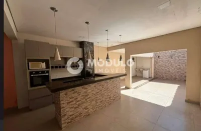Casa com 3 quartos para alugar na Rua Exceção, --, Laranjeiras, Uberlândia