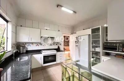 Casa com 4 quartos para alugar na Rua Doutor Luiz Antônio Waack, --, Umuarama, Uberlândia