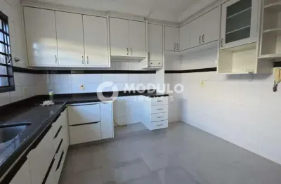 Sobrado disponivel para locação no bairro jardim karaíba.